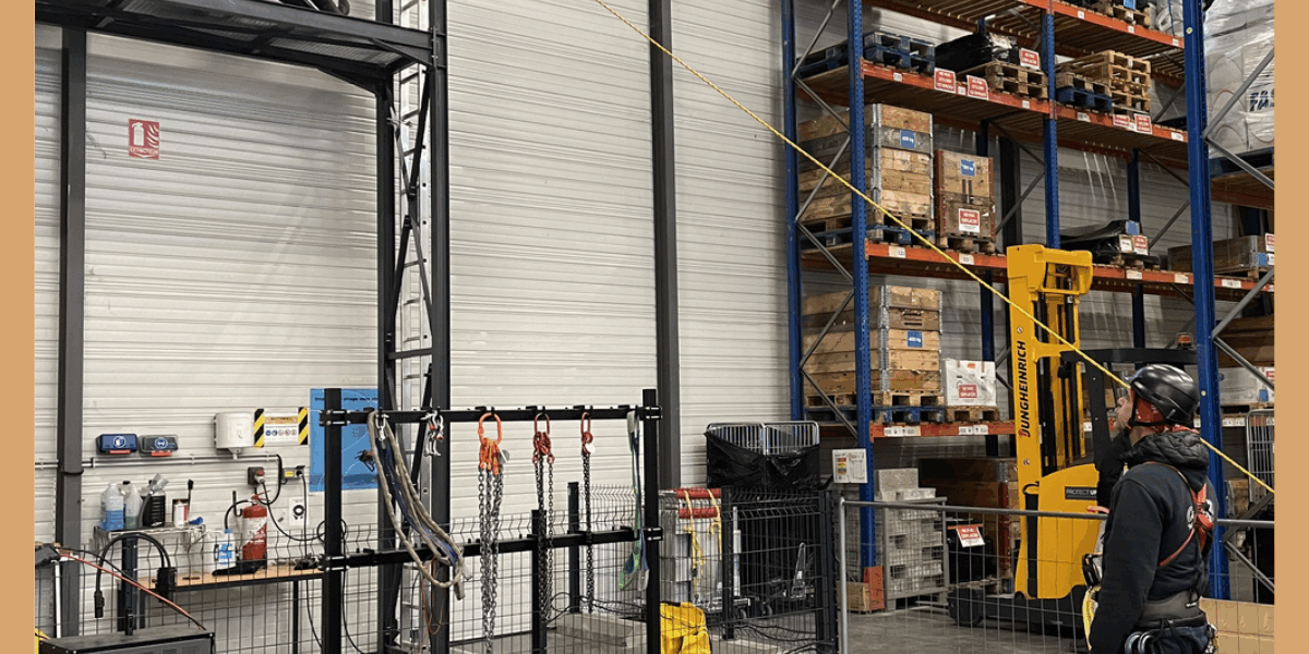 Installation travail en hauteur annecy Un portique travail en hauteur avec des stagiaires en formation dessus font une manoeuvre de secours