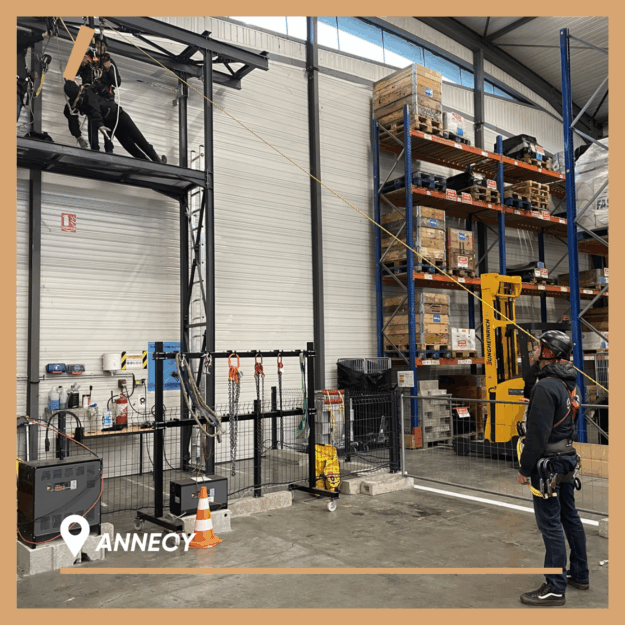Un portique travail en hauteur avec des stagiaires en formation dessus font une manoeuvre de secours